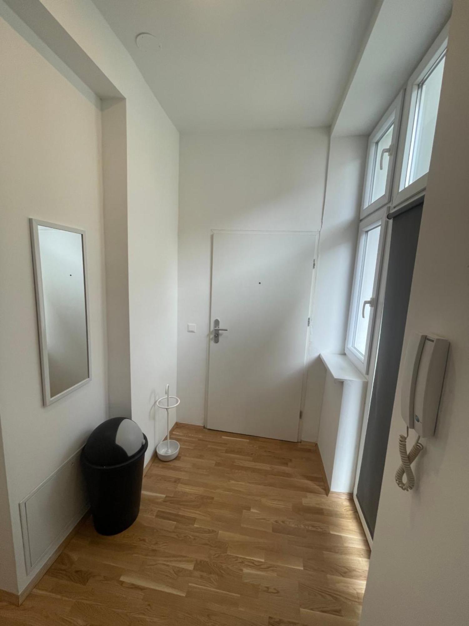 New With Balcony 11 Viena